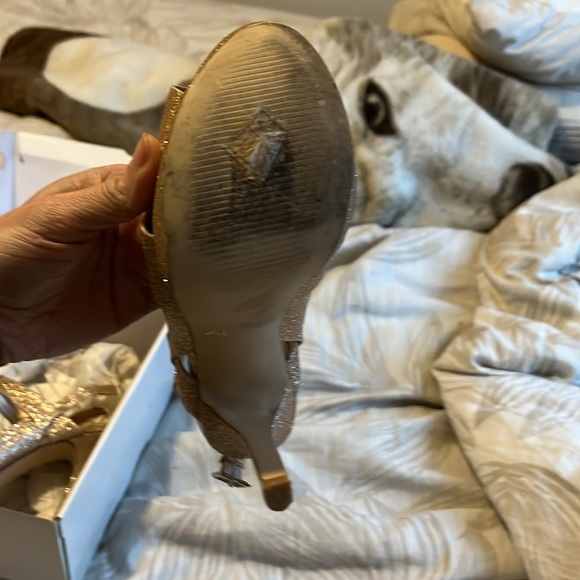 Aldo gold high heels. Size 5 - Picture 3 of 3